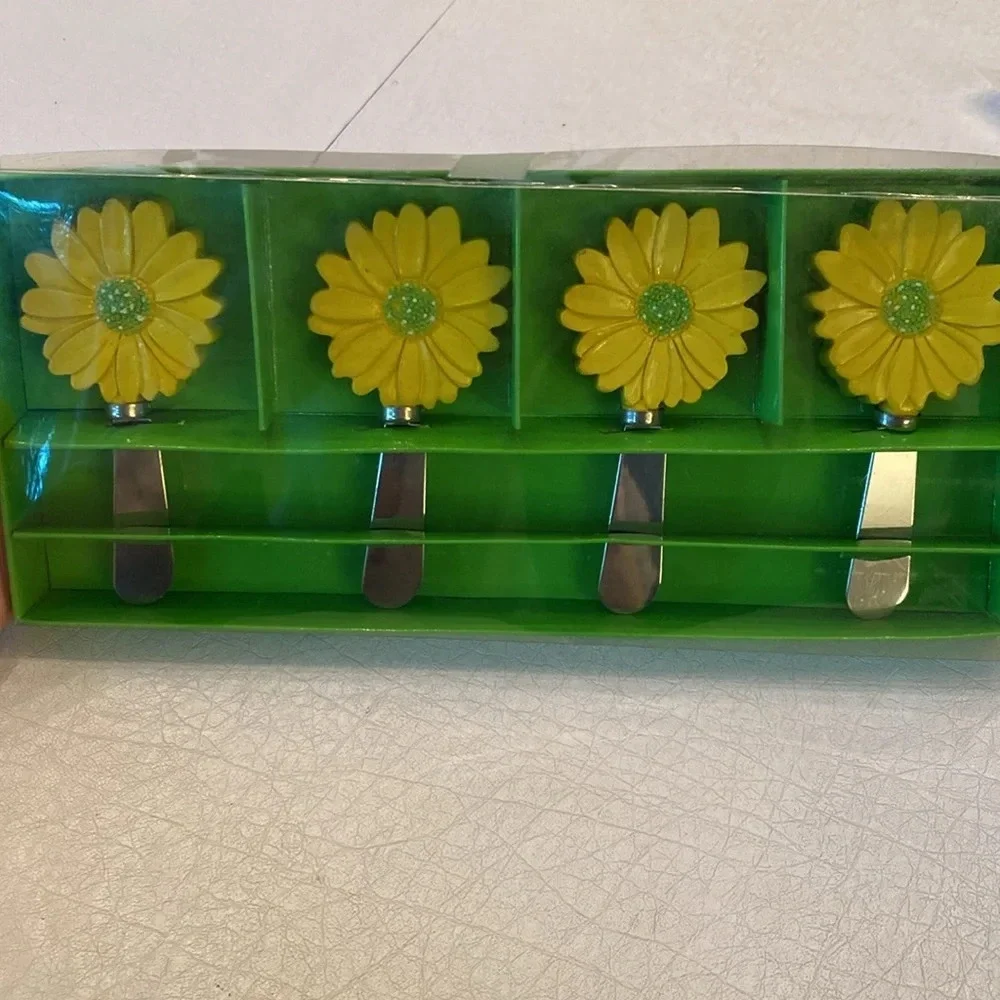 NIB Sunflower Spreaders🌻